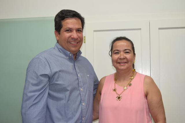 Durante su visita, Rodrigo Lara exaltó la definitiva importancia del DIARIO DEL HUILA en el periodismo de la región. Recibe el reconocimiento la gerente de esta Casa Editorial, Luisa María Duque.